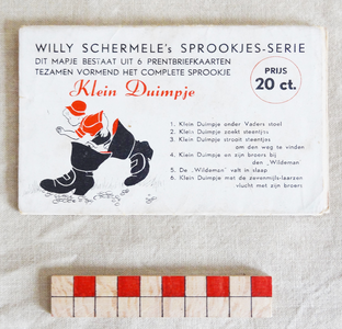 878272 Afbeelding van mapje met 6 prentbriefkaarten, die tezamen het complete sprookje 'Klein Duimpje' vormen, uit ...